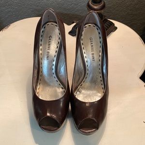Gianni Bini heels in chocolate brown size 8.